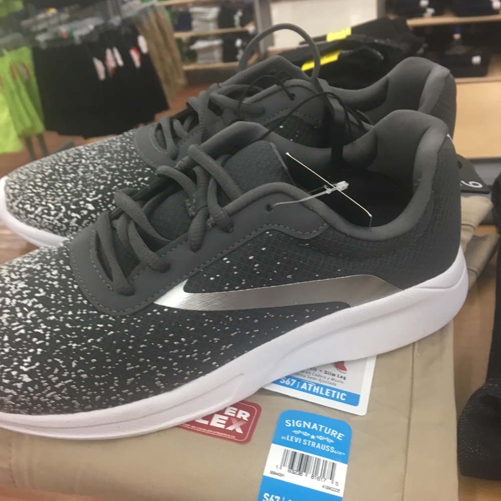 Athletic shoes